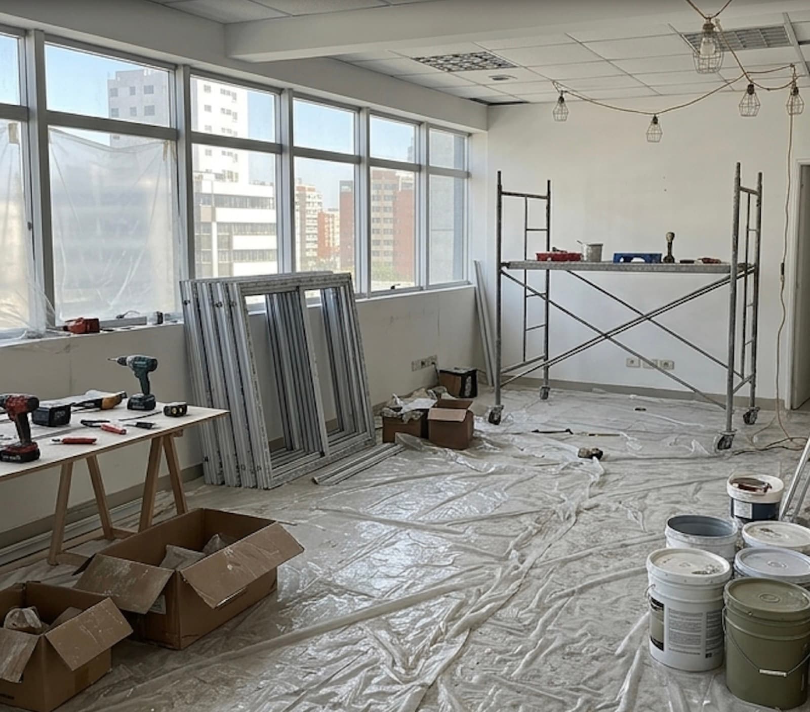 Consultorios en obra: tabiquería, instalaciones y protección de piso, en proceso de terminación