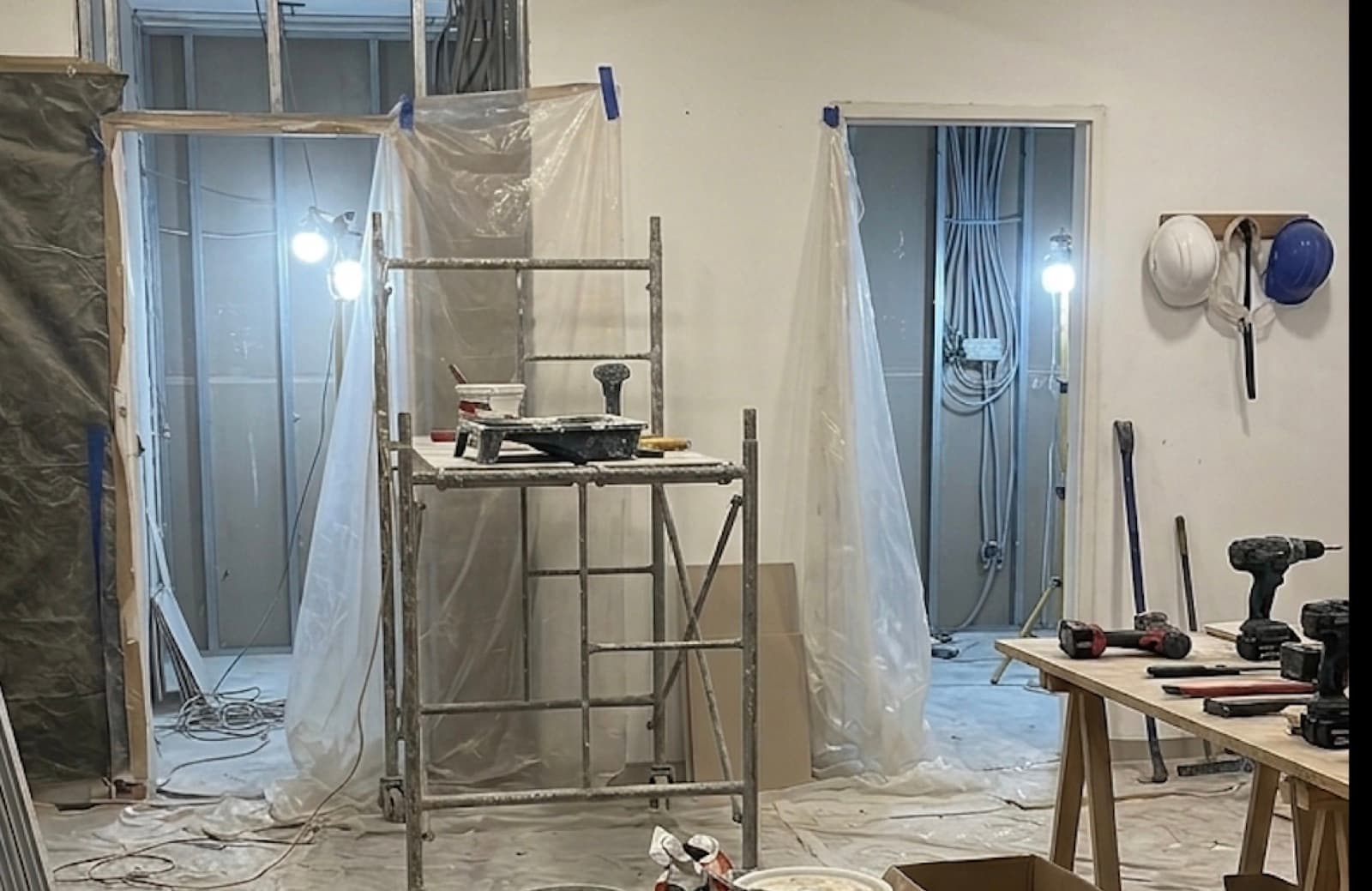 Planta de consultorios en obra, con carpinterías montándose junto al ventanal